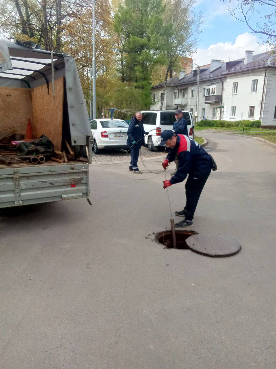 МУП «Истринская теплосеть» устранило более 130 засоров за май Множество работ по очистке канализационной системы провели специалисты МУП «Истринская теплосеть» в мае текущего года. За месяц удалось ликвидировать свыше 130 засоров. Это значит, что на коммунальных сетях устранили серьезную нагрузку. География работ охватила практически все населенные пункты муниципального округа Истра: Снегири, Северный, Новопетровское, Савельево, Духанино, Курсаково, Дедовск, Румянцево, Черная, Кострово, Павловская Слобода, Истра, Манихино, ЖК «Новоснегиревский», Покровское, Глебовский, Гидроузла им. Куйбышева, Новинки, Павлово-2, Агрогородок, Онуфриево, Котово, Рождествено — везде требовалась помощь специалистов для восстановления нормального функционирования канализации. Особую проблему для коммунальщиков представляют так называемые «тряпичные монстры» – огромные комки из влажных салфеток, ватных палочек, подгузников и других средств гигиены. Эти предметы, вопреки распространенному мнению, не растворяются в воде и образуют плотные массы, которые могут достигать внушительных размеров. За год работники извлекают их тоннами, и именно такие засоры становятся причиной большинства аварийных ситуаций. ‼ Важно помнить, что неправильная утилизация бытовых отходов не только создает проблемы для коммунальщиков, но и может привести к серьезным последствиям для жителей — от локальных подтоплений до масштабных коммунальных аварий. Поэтому крайне важно соблюдать правила пользования канализацией и не смывать в нее посторонние предметы. По всем вопросам можно обратиться в круглосуточную диспетчерскую службу МУП «Истринская теплосеть»: 8 498 314-99-96 8 916 280-11-26 #Мывместе #моистра #мупистринскаятеплосеть #засоры #канализация