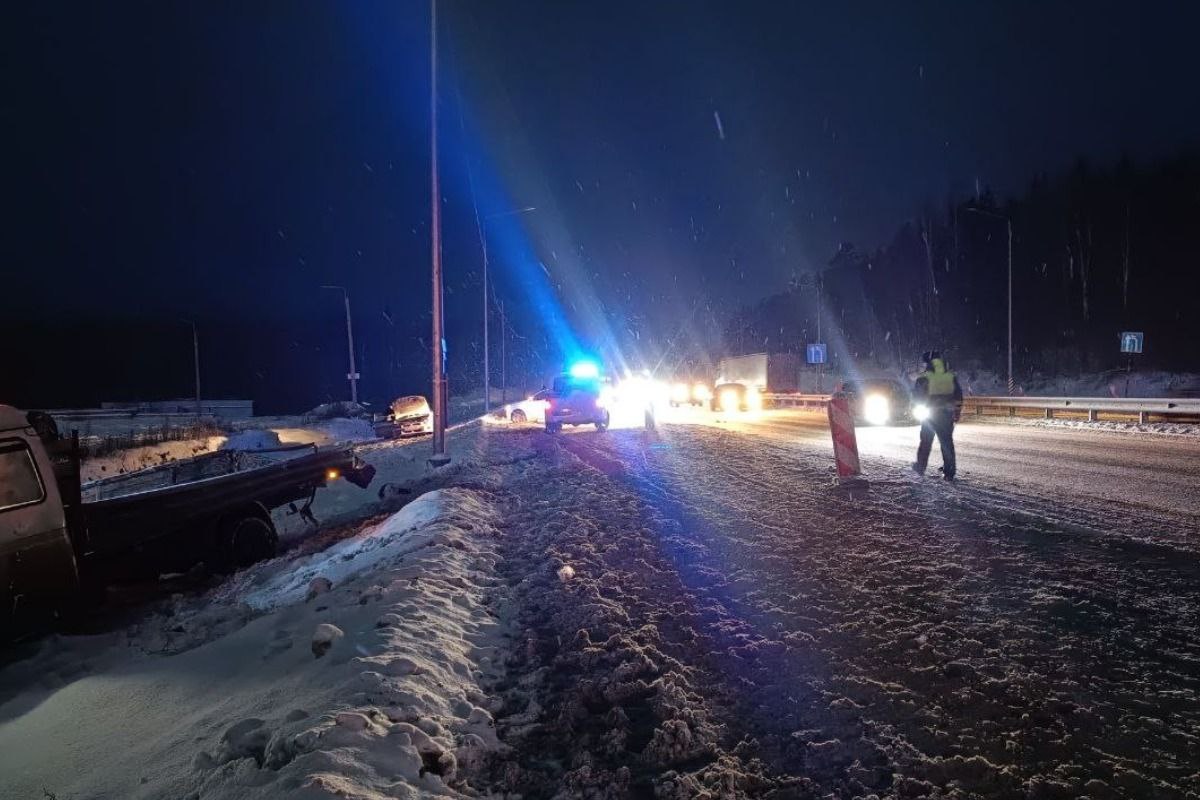 В ДТП под Ревдой погибла женщина Трагедия случилось на 314 м километре автодороги Пермь Екатеринбург Водитель автомобиля Subaru не справился с управлением и врезался в Газель которая стояла на обочине От удара оба автомобиля съехали в кювет Фото ГАИ Свердловской области Подписаться на Уральский меридиан