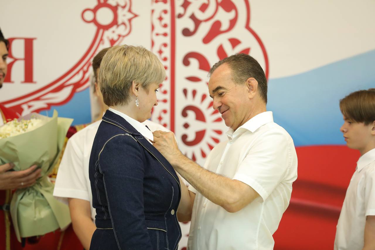 Вениамин Кондратьев вручил медали «Родительская доблесть» 15 многодетным семьям. Торжественный прием в честь Дня семьи, любви и верности провели в Краснодаре. За достойное воспитание детей, вклад в возрождение и укрепление семейных традиций губернатор вручил награды парам, которые воспитывают четырех и более детей. – День семьи – это не просто дата в календаре, а наш общий праздник, который каждый чувствует в душе. Хочу поблагодарить вас за родительский подвиг. Спасибо за то, что создаете уверенность в завтрашнем дне, являетесь надежной опорой Кубани и всей страны, – сказал Вениамин Кондратьев.
