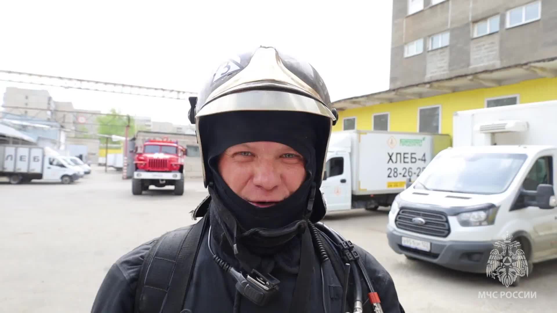 Пожар на крыше Хлебокомбината в Барнауле: пожарные на месте происшествия