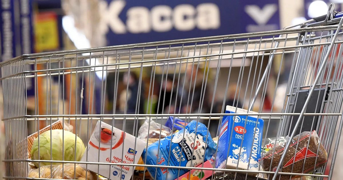 Стоимость потребительской корзины на Кубани с начала 2025 года выросла на 15% За первые пять месяцев 2025 года наблюдается устойчивый рост стоимости минимального набора продуктов питания в Краснодарском крае. В январе стоимость увеличилась примерно на 1.21% по сравнению с декабрём 2024 года, а к маю рост достиг почти 15%. Это говорит о существенном удорожании базовых продуктов питания. Так, в январе 2025 года минимальный набор продуктов питания обходился в 7455 рублей. Уже к маю цена увеличилась до 8464 рублей. РИА Новости / Максим Богодвид /фото/видео для публикации или заказать рекламу: «Утренний Юг»