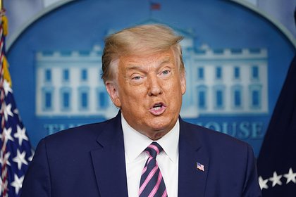 Трамп ответил на вопрос о санкциях против России Президент США Дональд Трамп ушел от прямого ответа на вопрос журналиста об усилении санкционного давления на Россию. Его встречу с канцлером Германии Фридрихом Мерцем транслировал Белый дом. «Напоминаю, что я тот, кто положил конец "Северному потоку-2". . .. Я, а не кто-либо еще», — сказал Трамп, после чего в шутку извинился за это перед Мерцем. Сразу после этого американский лидер перевел тему разговора на торговлю нефтью и газом между США и странами Европейского союза. Ранее Трамп выразил недовольство ситуацией вокруг Украины и России, но подчеркнул, что по-прежнему верит в успех своего мирного плана. По словам американского лидера, канцлер Германии также недоволен эскалацией боевых действий.