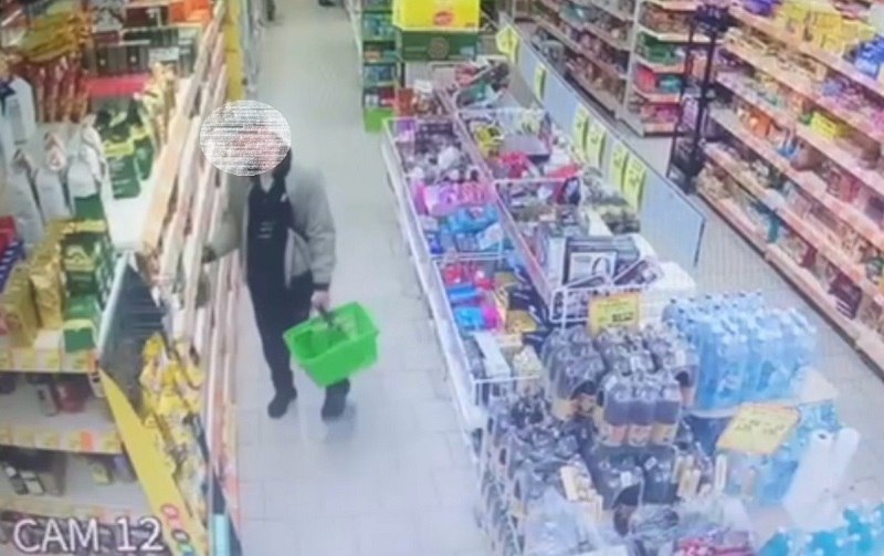 Кыштымские полицейские задержали подозреваемого в серии краж из сетевых магазинов В дежурную часть кыштымской полиции поступило девять заявлений от представителей трех сетевых магазинов по фактам совершения краж кофе из торговых залов. Сотрудники полиции выяснили, что все хищения совершил один и тот же человек. Полицейские установили личность подозреваемого и задержали его. Им оказался ранее неоднократно судимый за кражи и грабежи 39-летний мужчина, который сознался в совершении преступлений. Также установлена причастность мужчины к краже 54 пачек сигарет в одном из продуктовых магазинов. Возбуждены уголовные дела. #мвд74 #ПолицияЮжногоУрала #полиция74 #челябинскаяобласть