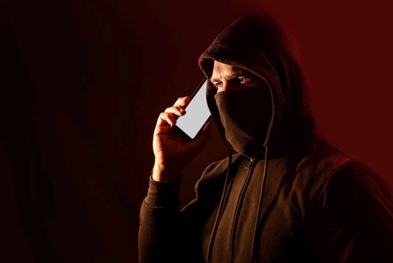 19-летний парень из Стаханова отдал мошенникам почти 2,7 миллиона, пытаясь застраховать свои деньги. Всё началось в апреле, когда с его счёта внезапно списали 580 тысяч рублей. Два месяца его обрабатывали фейковые сотрудник банка и майор полиции, которые названивали ему в Телеграме. Аферисты предложили спасти остальное, переведя деньги на "безопасный страховой счёт". Поверив им, парень сам отправил все деньги через банкомат — 2 687 000 рублей. Сейчас полиция ищет преступников Прислать новость Подписаться
