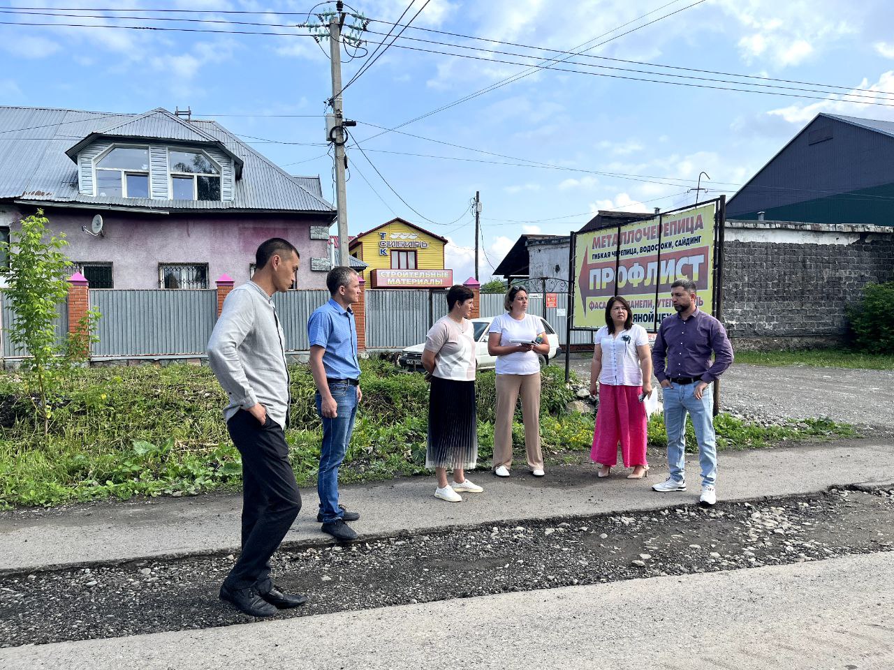 Мэр Горно-Алтайска Ольга Сафронова, представители подрядчика «ПСК М-1» , председатель ТОС «Гардинка» Людмила Жумаева, жители и депутаты проверили ход восстановления дорог после прокладки газопровода в микрорайонах «Университетский» и «Колхозный лог». В Университетском микрорайоне основные работы выполнены, отсыпаны улицы Некорякова, Лыжная, Циолковского, переулки Хребтовый, Сиреневый, Гардинный, Сквозной и другие. Замечания есть по улице Студенческой, Университетской, Академической, Веселова и переулку Весеннему. Не везде восстановлен асфальт, работы запланированы на текущую неделю. В Колхозном логу побывали на улицах Эдокова, Вербицкого, Депутатской, Усть-Канской, Академика Радлова, Юбилейной и других. Здесь работы выполнялись ООО «Росстрой» и к восстановлению дорожного покрытия подрядчик еще не приступил. «Скажу объективно: передвигаться по дорогам здесь невозможно! Поставила задачу - произвести ремонт дорог до начала июля, - отметила Сафронова. - В целом, газовщики частично или полностью восстановили дороги в 6 из 13 микрорайонов. Работать еще есть над чем. Буду проводить контрольные выезды и проверять». На следующей неделе такая проверка пройдёт в микрорайонах «ПАТП» и «Пекарский лог».