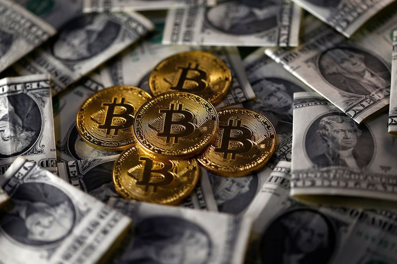 Ослабление доллара создает условия для роста биткоина Индикатор силы доллара DXY демонстрирует максимальное за 21 год отрицательное отклонение от своей 200-дневной скользящей средней, что создает предпосылки для укрепления позиций биткоина, полагают аналитики CryptoQuant. Исторически, когда индекс доллара опускается ниже среднегодичной линии, криптовалюта испытывает рост, обусловленный притоком ликвидности. Текущие обстоятельства способствуют перемещению инвестиционных потоков из доллара в рискованные активы, включая цифровые валюты. Эксперты напоминают, что ослабление доллара ведет к снижению привлекательности безопасного актива, заставляя инвесторов искать более выгодные инвестиционные инструменты. Тем временем крупная распродажа биткоинов крупными владельцами за минувший год подтверждает тенденцию к перераспределению капитала на рынке.