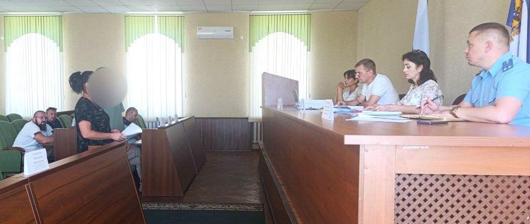 В Геническе комиссия по делам несовершеннолетних обсудила профилактику суицидов и правонарушений  14 августа в Геническе состоялось заседание комиссии по делам несовершеннолетних и защите их прав Генического муниципального округа. Заседание прошло под председательством заместителя главы администрации Генического МО Виктора Разумного, с участием и. о. прокурора Генического района Альберта Хаметова.  Основным вопросом повестки дня, состоявшей из 11 пунктов, стала организация работы по профилактике суицидов и суицидальных проявлений у детей и подростков. Члены комиссии обменялись мнениями, выработали рекомендации и дали поручения, направленные на обеспечение безопасности и здоровья несовершеннолетних.  В ходе заседания было рассмотрено 10 материалов об административных правонарушениях. Восемь из них касались неисполнения или ненадлежащего исполнения родителями своих обязанностей по воспитанию и содержанию детей  ч.1 ст.5.35 КоАП РФ . Два материала были связаны с правонарушениями, совершенными самими несовершеннолетними: нарушение комендантского часа  ч.1 ст.20.5.1 КоАП РФ  и появление в общественных местах в состоянии опьянения  ст. 20.21 КоАП РФ .  По итогам заседания комиссия приняла решение о признании трех семей находящимися в социально опасном положении. Для реабилитации этих семей будет организована комплексная межведомственная работа.