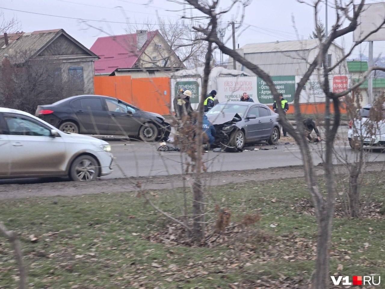 В районе улицы Елецкой в Ворошиловском районе серьезное ДТП.   Из-за аварии оказались перекрыты две полосы движения в сторону центра города и на Второй Продольной растянулась почти трехкилометровая пробка.   Подписаться   Прислать новость