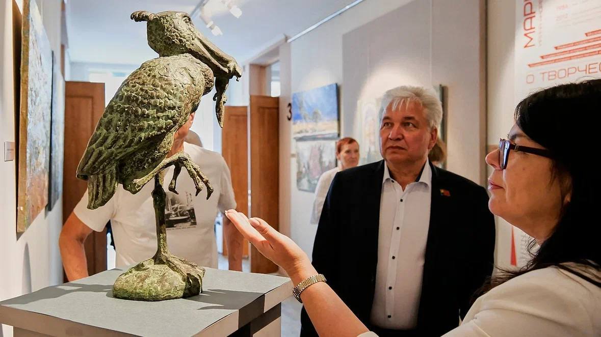 Художественные музеи Кузбасса представили новые выставки В Музее изобразительных искусств Кузбасса открылась выставка московских художников Андрея и Ирины Марц «И всюду жизнь…». Экспозиция является частью масштабного культурного проекта «Творческие династии России», стартовавшего в 2024 году в Дальневосточном художественном музее. Выставка включает живопись, графику и скульптуру, демонстрируя разнообразие жанров и техник творчества Андреем и Ириной Марц. Новокузнецкий художественный музей представляет персональную выставку Заслуженного художника России Игоря Бессонова. Экспозиция включает около 50 картин, написанных в последние несколько лет. Зрителя встретят характерные для авторского почерка женские поколенные портреты, фигурные композиции, изображения близких людей и коллег по цеху, пейзажи.