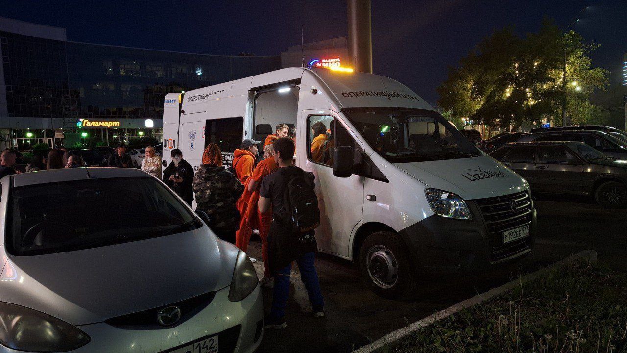 Волонтеры отряда "ЛизаАлерт» опубликовали кадры поисков брат и сестры Нины и Ярослава Пьяновых из Новокузнецка.   Сообщение о пропаже детей поступило в 15.00. Оперативно был развернут мобильный штаб. Поисковые группы опрашивали и информировали местных жителей, осматривали дворы, детские площадки и развлекательные центры, распространяли ориентировки и проверяли поступающие свидетельства. Участвовали 44 человека, среди которых 22 добровольца отряда «ЛизаАлерт» и 22 местных жителя.   Вести-Кузбасс