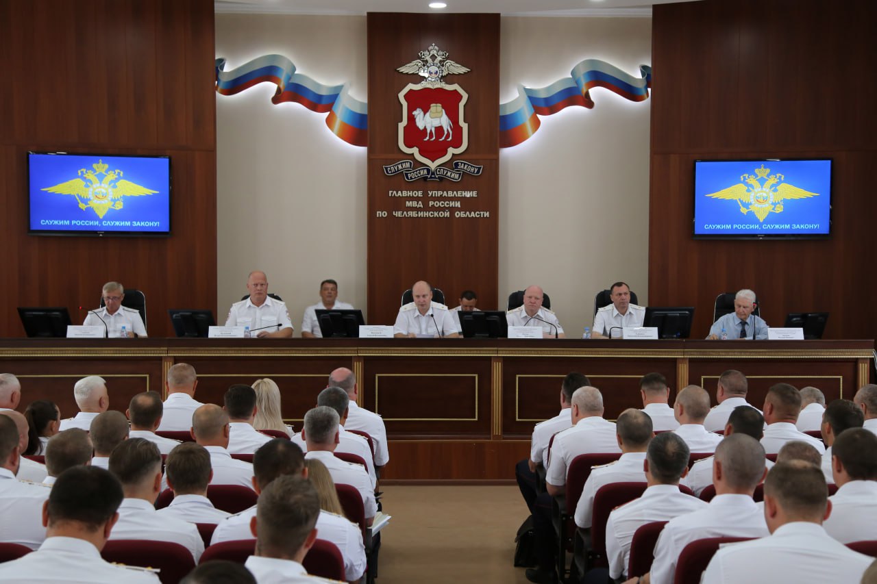 Противодействие преступности   Совместная работа полиции с общественными формированиями, добровольными народными дружинами, частными охранными организациями и казачеством позволила не допустить роста нарушений общественного порядка и уличной преступности.     Количество преступлений, совершенных в общественных местах, снизилось на 6,9%, их раскрываемость прибавила 2,3%, составив 73,2%.   Уличных преступлений стало меньше   на 22,5%, раскрываемость выросла на 2,7%.   В структуре уличной преступности на 13,5% сократилось   число фактов причинения тяжкого вреда здоровью,  на 37,8% – грабежей,  на 30,5% – краж, в том числе на 45,2% - краж транспортных средств.  Усиление профилактической работы, особенно среди отдельных категорий граждан, способствовало снижению   на 25,6% преступлений, совершенных нетрезвыми лицами,  на 11% – имеющими преступный опыт, на 2,6% – несовершеннолетними.     #мвд74 #полиция74 #ПолицияЧелябинскойобласти #Челябинскаяобласть