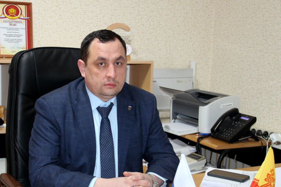 Против главы Моргаушского района возбудили уголовное дело за превышение должностных полномочий. В 2020 году он приобрел в муниципальную собственность для передачи ребенку-сироте квартиру в Большом Сундыре. Жилье оказалось непригодной для жизни, потому что не соответствовало санитарным и техническим требованиям, но его все равно приняли без экспертиз и передали женщине-сироте. Теперь следователи собирают доказательную базу по делу, а также принимают меры, чтобы восстановить нарушенные права потерпевшей. Матросову же грозит наказание в виде штрафа или даже лишения свободы. СУ СК по Чувашии.
