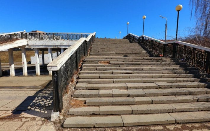 В центре Ижевска будет шумно  В ближайшие дни в центре города начнутся масштабные ремонтные работы пешеходной эстакады. Для их проведения потребуется ограничить движение по улице К. Маркса. Кроме того, ожидается много шума от специальной техники. К каким еще неудобствам стоит готовиться ижевчанам – читайте в нашем материале.    #Ижевск #Удмуртия