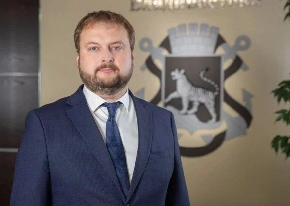 Снегопад обошёлся в 100 тысяч В январе Владивосток оказался буквально под снежным завалом Городские дороги превратились в каток а наледь стала проблемой для автомобилистов и пешеходов Однако как выяснилось администрация города не спешила с уборкой снега и льда оставив жителей и гостей города один на один с зимними сюрпризами Прокурор края обратил внимание на ситуацию и инициировал проверку Результаты оказались неутешительными начальник управления дорог администрации Владивостока Дмитрий Долгий не предпринял необходимых мер для обеспечения безопасности на дорогах В итоге на него было заведено сразу пять административных дел по одному на каждый район города Суд рассмотрев дело признал Дмитрия Долгого виновным в нарушении требований безопасности дорожного движения Итог штраф в размере 100 тысяч рублей Фото администрация Владивостока Подписаться на Telegram Подписаться в MAX