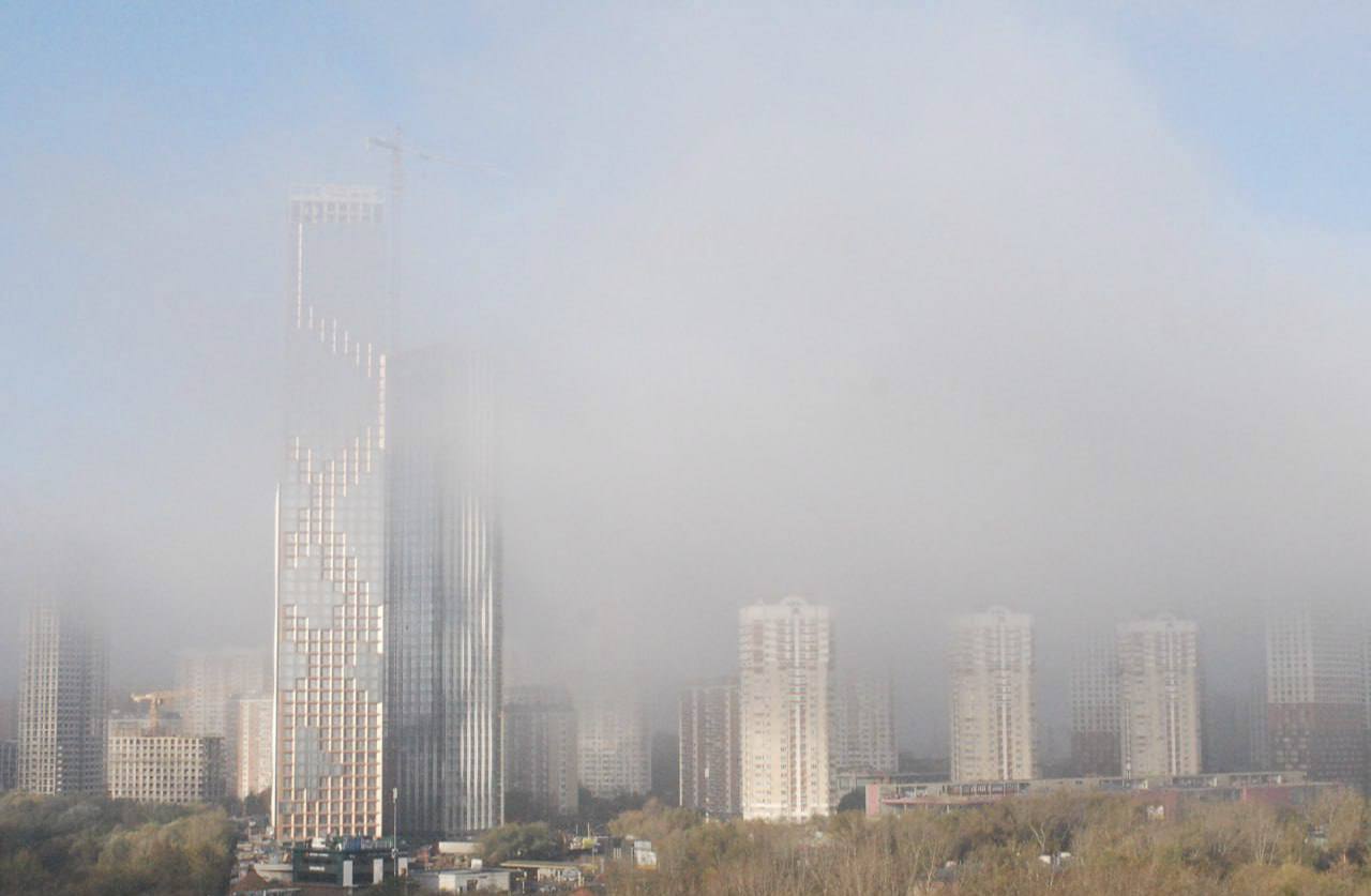 Радиационные туманы накроют север Москвы завтра синоптики Название немного пугает но на самом деле ничего опасного нет Радиационный туман появляется во влажные и ясные ночи Земля быстро остывает потому что отдаёт тепло и воздух рядом тоже становится холодным Из за этого образуется туман Такое бывает не везде а только там где ночью температура сильно падает Подписаться Прислать новость