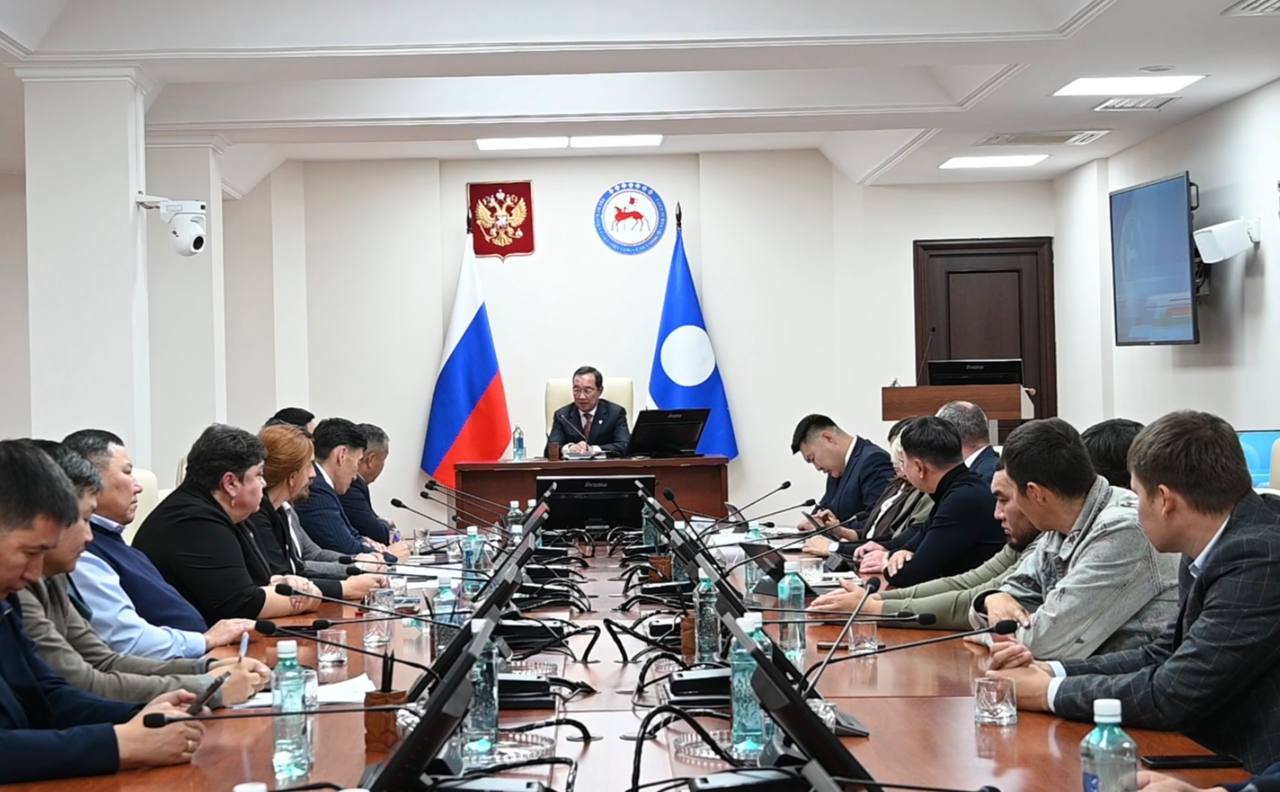 Провёл совещание по жилищному строительству в Якутске В этом году городская администрация выдала разрешения на строительство с планируемой площадью в 4 5 раза меньше чем в прошлом и в 6 раз меньше чем два года назад Это серьёзный срыв который через пару лет грозит дефицитом жилья ростом цен и задержками с переселением из аварийного фонда Работу администрации города по этому вопросу оцениваю как неудовлетворительную Чтобы увеличить темпы строительства поручил Правительству согласовать с городом и застройщиками конкретный план который позволит увеличить объёмы строительства жилья убрать бюрократические барьеры и обеспечить доступное жильё для жителей Якутска Для людей важно получать новое жильё для бизнеса важно иметь ясные и честные правила работы  Подписывайтесь на мой канал в MAX