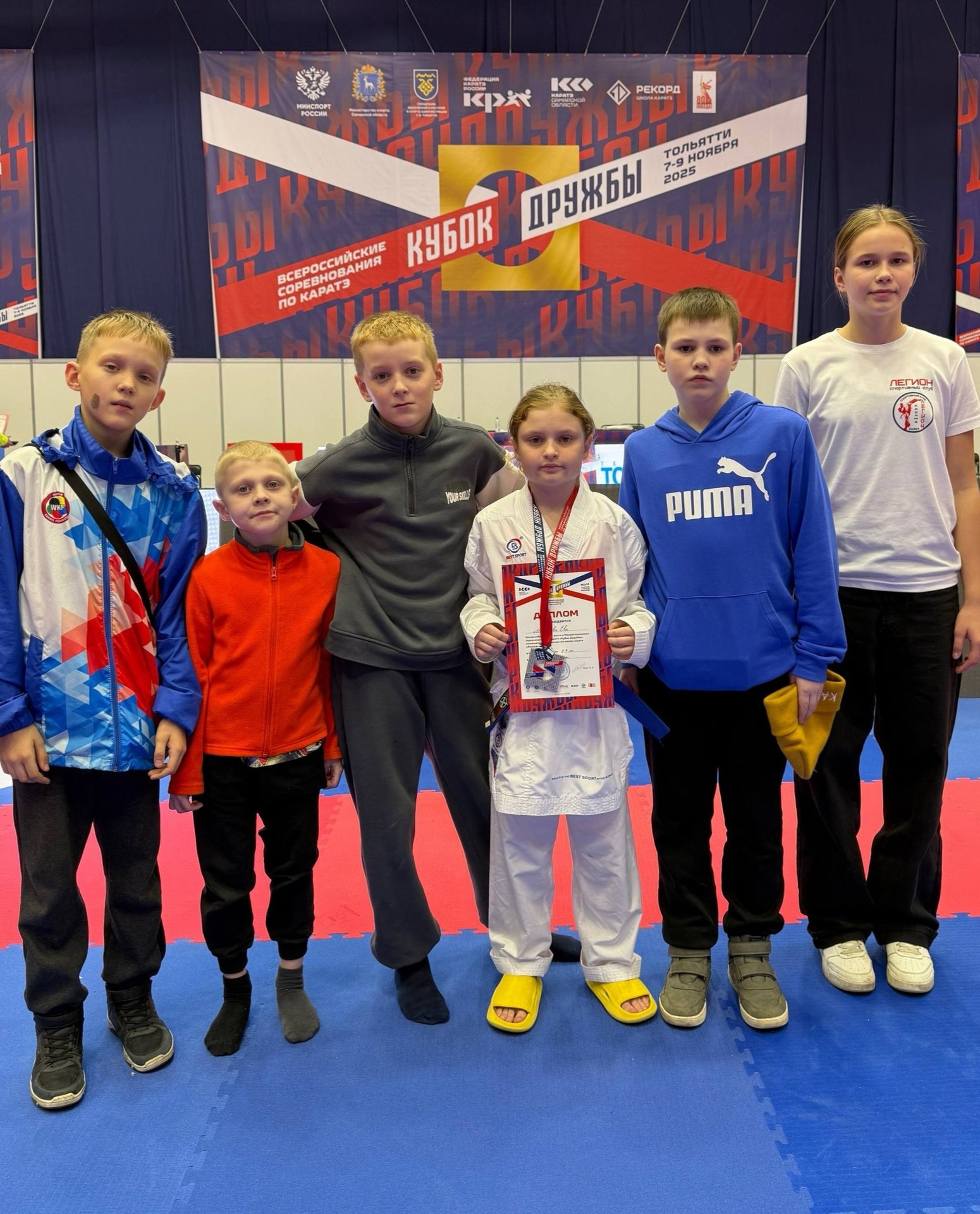 11 наград завоевали юные каратисты из Алтайского края на соревнованиях в Тольятти На соревнованиях по карате WKF Кубок Дружбы приняли участие более 2100 спортсменов из 52 регионов страны За три дня разыграли более ста комплектов медалей У команды Алтайского края по итогам двух турниров 11 наград 1 золотая 5 серебряных и 5 бронзовых Все призеры представители бийской школы карате подопечные тренеров Ивана Заранка Адема Мамедова и Антона Ольшанского пишет Алтайский спорт