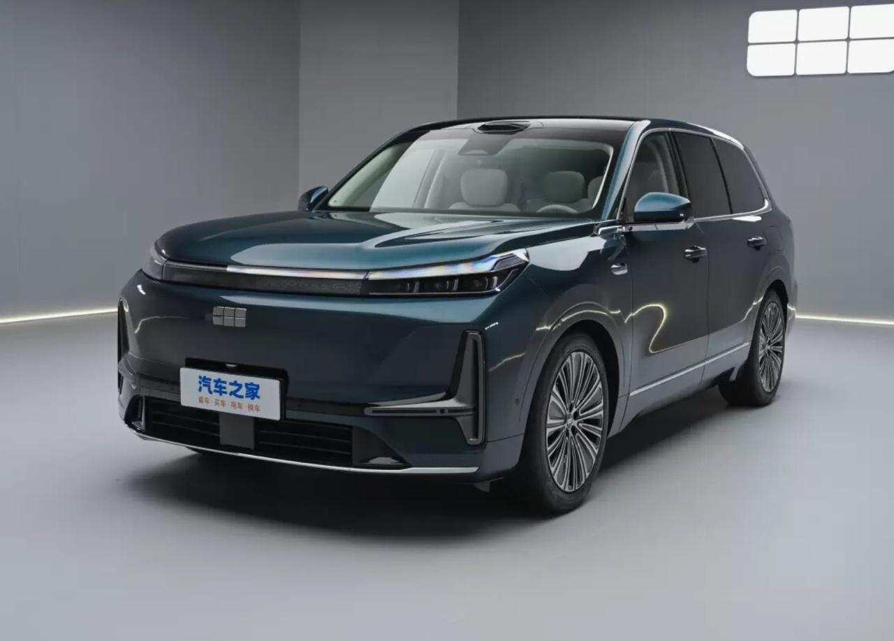 Geely Galaxy M9 вышел в предзаказ в Китае Это параллельный гибрид полноприводную версию которого приводит в движение 1 5 литровый ДВС в связке с тремя электромоторами Пиковая мощность M9 достигает 883 л с Начальная цена автомобиля составила всего 193 8 тысячи юаней 2 15 млн У нас если будет то не менее 5 млн Такое ценообразование
