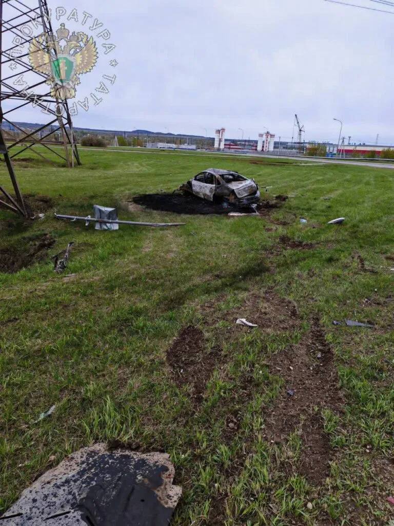 В Челнах подростки на Ford Focus врезались в столб – один погиб, трое пострадали  Легковушка наехала на большой скорости на бордюр, потом врезалась в столб освещения и дорожный знак. После этого Ford Focus перевернулся и загорелся.  В результате ДТП пассажир 2007 года рождения скончался до приезда скорой помощи. Водитель и еще двое пассажиров – 2008 и 2009 года получили травмы.