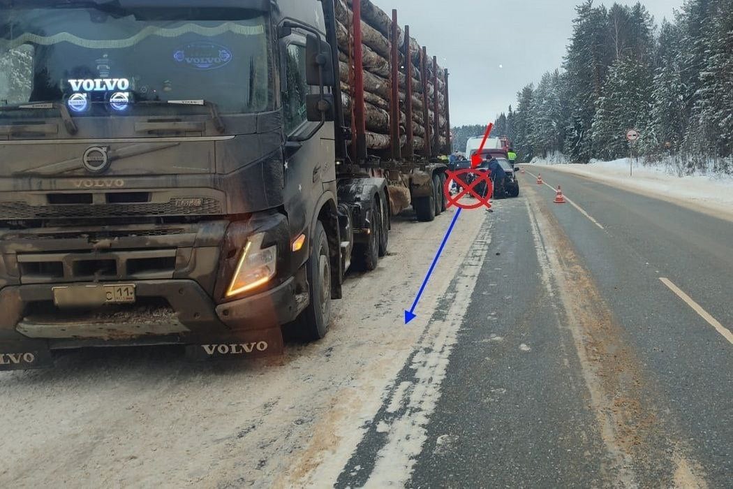 23 декабря, в Сысольском районе столкнулись ВАЗ-21150 и грузовик Volvo FM Truck с полуприцепом, в результате чего пострадала женщина.  Об этом сообщили в Госавтоинспекции Коми.  Авария произошла в полдень. 69-летний мужчина ехал за рулем «Лады» со стороны федеральной трассы «Вятка» в сторону поселка Визиндор. На 665-м километре автодороги Чекшино – Тотьма – Котлас – Куратово водитель врезался в попутную фуру. Это произошло из-за несоблюдения дистанции.  В результате ДТП пострадала 64-летняя пассажирка легковушки. Она получила автотравму, черепно-мозговую травму, сотрясение мозга, ушибленную рану и гематому левого глаза. Пострадавшую увезли в больницу. Женщина была пристегнута.