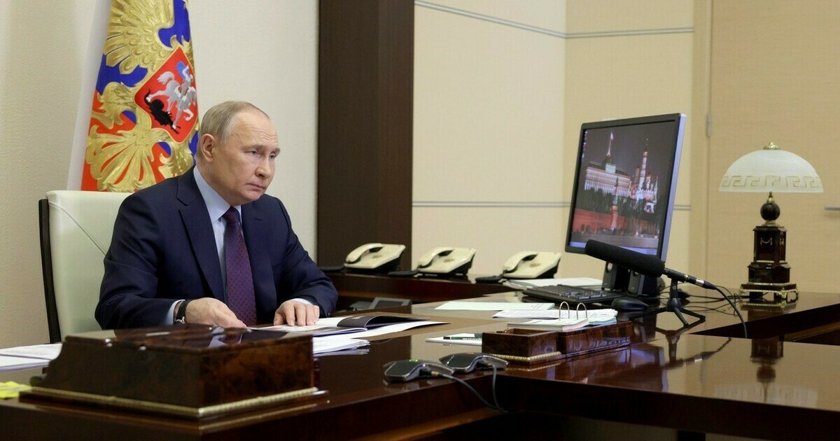 Трамп звонил Путину по громкой связи во время переговоров с Зеленским и лидерами ЕС СМИ В Белом доме раскрыли подробности телефонной беседы Дональда Трампа и Владимира Путина Звонок сделал президент США во время переговоров с Зеленским и лидерами ЕС Одним из тех кто присутствовал во время звонка в Кремль был министр финансов США Скотт Бессент По словам члена кабмина Трамп передал Путину что может позвонить или отправить сообщение на это российский лидер ответил Хорошо я задержусь ещё на 15 минут или вы можете позвонить завтра В результате беседа продлилась 40 минут В этот момент рядом с Трампом кроме переводчика находились госсекретарь Марко Рубио и вице президент Джей Ди Вэнс Американские журналисты предположили что президент США поставил телефон на громкую связь По словам Трампа они с Путиным договорились о проведении двусторонней встречи с Зеленским При этом в Москве не подтвердили эту информацию