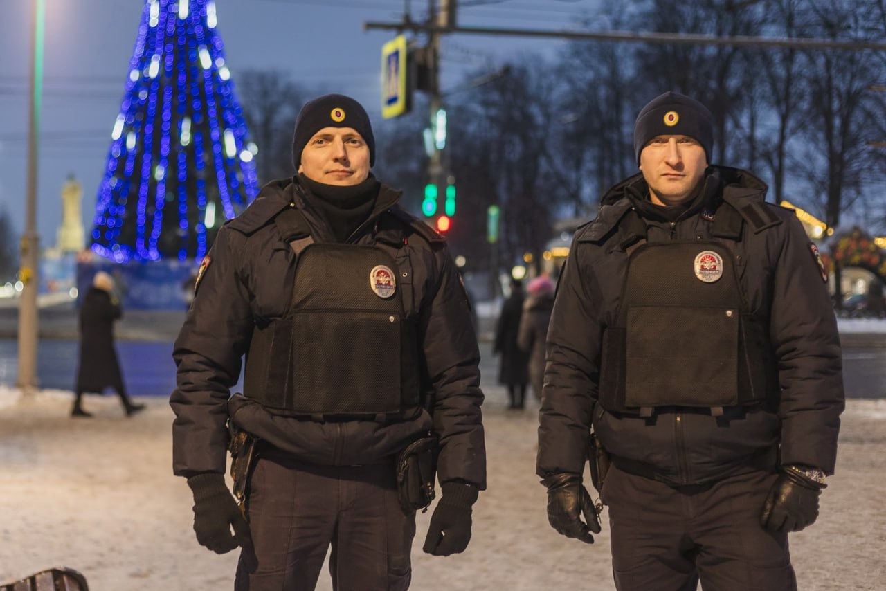 Сотрудники костромской полиции обеспечили безопасность граждан в новогоднюю ночь  В ночь на 1 января 2025 года более 10 тысяч жителей и гостей региона приняли участие праздничных мероприятиях, организованных на территории 45 населенных пунктов  Для обеспечения правопорядка было задействовано свыше 150 полицейских, содействие которым также оказали активисты ДНД, сотрудники Росгвардии, представители ЧОП  Серьезных нарушений порядка не зарегистрировано  Утром 1 января оценку эффективности принятых мер по обеспечению правопорядка дал и глава региона. Сергей Ситников посетил отдел полиции №1 УМВД России по г. Кострома  С руководителями регионального УМВД губернатор обсудил организацию работы в период новогодних каникул. Особый акцент глава региона сделал на проведении профилактической работы  Губернатор поблагодарил сотрудников за добросовестное несение службы и выразил уверенность в том, что и в дальнейшем правоохранители будут справляться с поставленными задачами столь же успешно  #мвд #кострома #ооооп