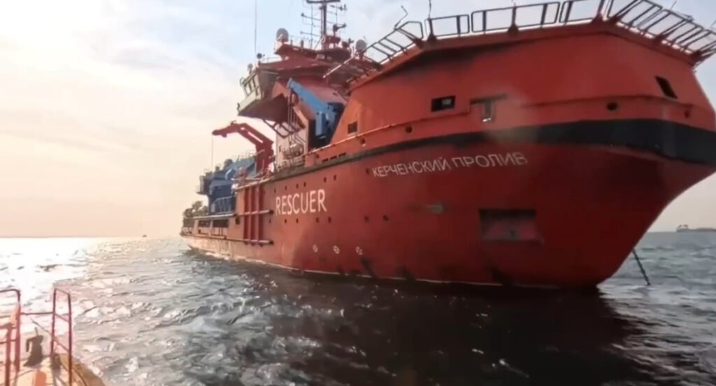 Новое аварийно спасательное судно для Морспасслужбы   seanews ru 2025 12 29 ru novoe avarijno spasatelnoe sudno dlja morspassluzhby Новое многофункциональное аварийно спасательное судно проекта MPSV06 Керченский пролив пополнило флот Приморского филиала ФГБУ Морспасслужба сообщает на своем сайте Федеральное агентство морского и речного транспорта Судно мощностью 7 МВт не ограничено районами плавания и способно эффективно работать на трассах Северного морского пути Там оно и будет использоваться для патрулирования аварийно спасательного дежурства поиска и оказания помощи судам