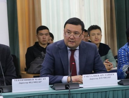 Русский язык важная часть культурного и исторического наследия Кыргызстана Cоветник посольства Киргизии в Таджикистане Арсланбек Уметалиев на снимке на конференции Русский язык и литература в Центральной Азии рассказал о широкой востребованности русского языка в своей стране Русский язык это важная часть культурного и исторического наследия Кыргызстана он продолжает оставаться языком межнационального общения для народов стран СНГ и сыграл значимую роль в формировании общих ценностей и взаимодействии с другими государствами Сегодня наряду с родным кыргызским языком русский язык занимает особое место в жизни кыргызстанцев выступая вторым по значимости средством общения Согласно исследованиям около 73 граждан Кыргызстана владеют русским языком и это является одним из самых высоких показателей в Центральной Азии и СНГ Примечательно что 100 кыргызстанцев используют русский язык для поиска информации в интернете а почти 80 сайтов страны публикуются также на русском языке Использование русского языка в Кыргызстане активно поддерживается в образовании бизнесе медиапространстве и повседневной жизни Его знание открывает перед кыргызстанцами множество возможностей от получения качественного образования и трудоустройства до участия в международных проектах и культурных обменах Кыргызстан придаёт особое значение развитию и поддержанию русского языка и в этой связи его статус определён в конституции страны в качестве официального языка выступающего средством межнационального общения среди 80 этнических групп населяющих страну