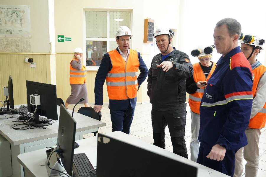 В Кемерове создадут единую систему онлайн мониторинга выбросов промышленных предприятий Об этом сообщил глава города Кемерово Дмитрий Анисимов по итогам выездного совещания с руководством промышленных предприятий КАО Азот ПАО Кокс Ново Кемеровской ТЭЦ Совещание прошло непосредственно на производственных площадках Глава города вместе с журналистами ознакомился с экологическими программами реализуемыми предприятиями и с работой новых установок очистки воздуха По итогам стороны пришли к соглашению объединить усилия в вопросах экологического контроля Будущая система позволит в режиме реального времени отслеживать данные о выбросах с промышленных источников сопоставлять их с метеоусловиями оперативно реагировать на возможные превышения и обеспечит прозрачность и общественный контроль   kuzzbas ru news authority 77358 html