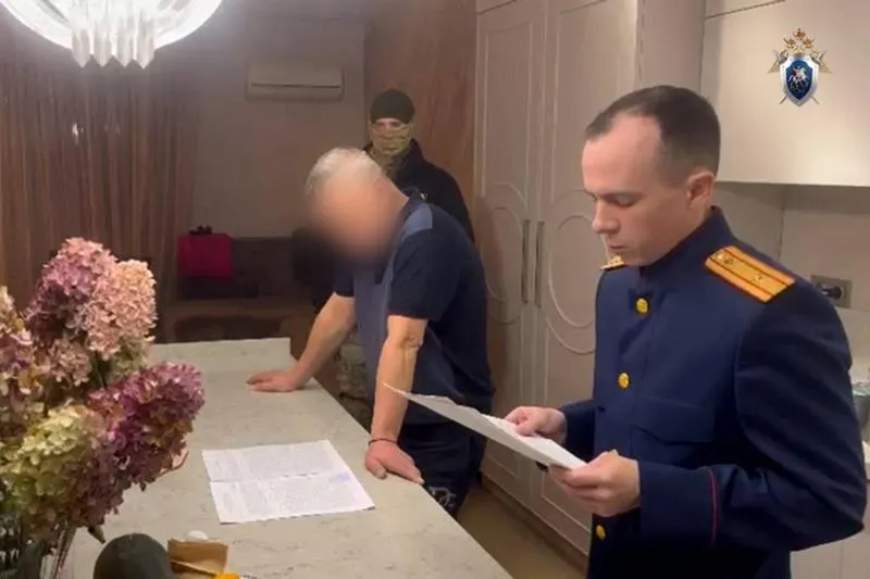 ЕАН Челябинск Суд продлил срок ареста бывшему директору челябинского водоканала Сергею Хабирову Такое решение принял Тракторозаводский районный суд Срок содержания в СИЗО продлили на два месяца Сергея Хабирова обвиняют в злоупотреблении полномочиями По версии следствия в 2024 году он вместе с главным инженером предприятия заключил два контракта по завышенным ценам Ущерб городскому бюджету превысил 116 млн рублей Противоправную деятельность пресекли сотрудники регионального управления ФСБ Подписаться на ЕАН Челябинск в подробнее на канале ЕАН Челябинск