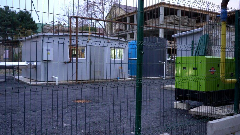 Отопительный сезон в Дербенте стартует 1 ноября Глава Дербента Ханлар Пашабеков подписал постановление о начале отопительного периода 2025 2026 годов Тепло в дома школы детские сады и другие учреждения начнут подавать с 1 ноября Согласно постановлению филиалу Дербентские тепловые сети необходимо обеспечить своевременную подачу тепловой энергии а руководителям газоснабжающих организаций и управляющих компаний Дербента организовать бесперебойную подачу газа для нужд теплоснабжения в отопительный период
