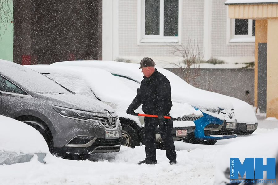 Минчанам напомнили о штрафах за уклонение от уборки снега у личных авто Граждане паркующие автомобили во дворах а также на проезжей части обязаны убирать полосу шириной не менее 1 м вокруг своего транспорта За невыполнение требования грозят административная ответственность по ч 2 ст 22 10 Кодекса об административных правонарушениях и штраф до 25 базовых величин до 1 125 руб Минск Новости MINSKNEWS BY Telegram Viber FB VK Inst TikTok YouTube