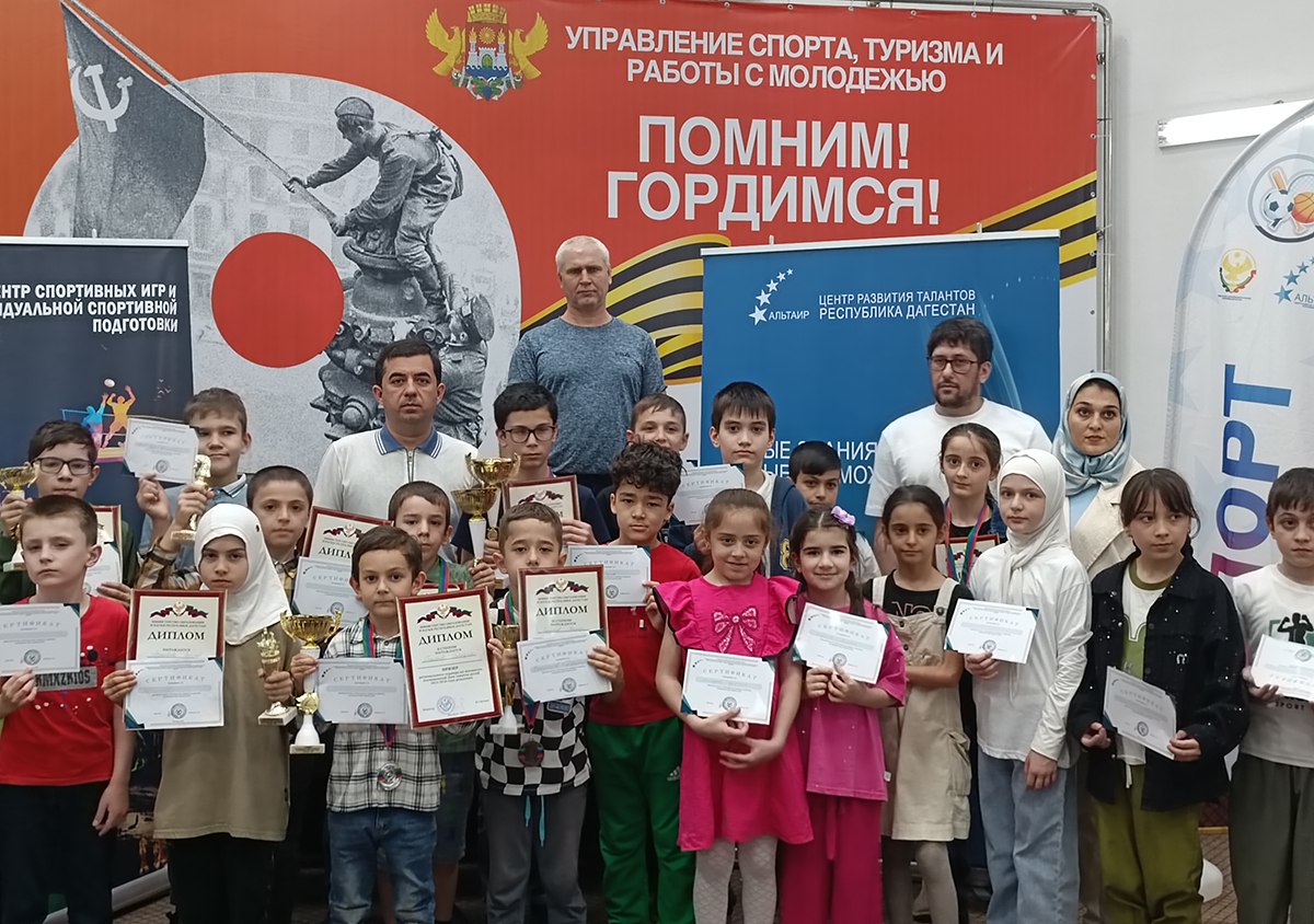 В махачкалинской спортивной школе по шахматам имени А.Е. Карпова прошел региональный турнир, посвященный Дню защиты детей. Соревнования проходили в двух возрастных группах по швейцарской системе. Среди детей 2015-2018 гг.р.: Газимагомед Абакаров Габибулла Гасанбеков Дамир Бекшоков Среди детей 2012-2014 гг.р.: Артур Абсаматов Сафия Шерифова Ислам Абдуразаков Также были учреждены две дополнительные номинации: «Королева шахмат» - Зайнаб Мусаибова и «За волю к победе» - Ибрагим Абдулабеков. Пресс-служба Федерации шахмат Республики Дагестан