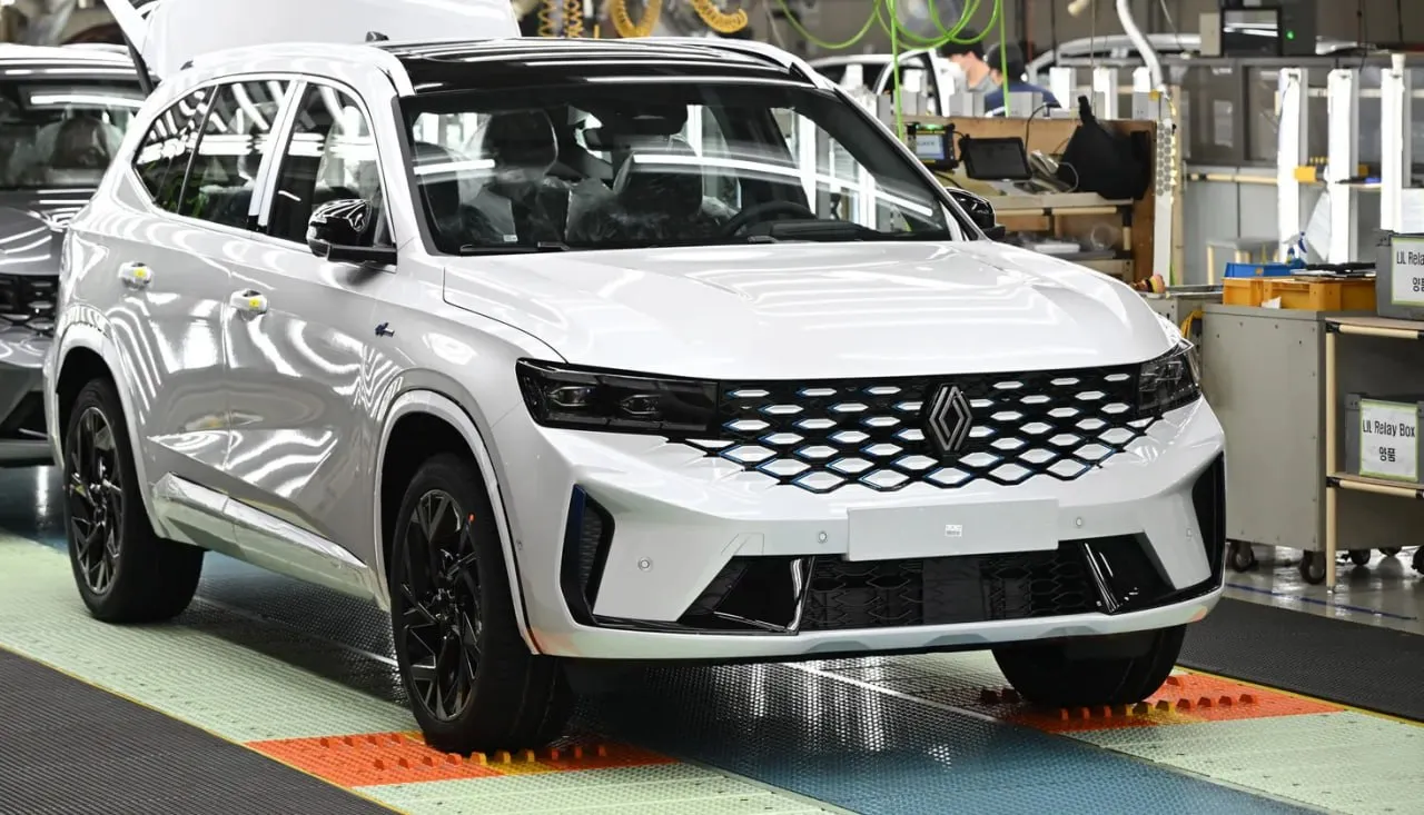 Renault увольняет инженеров ради ускорения разработок Renault Group уволит до 2400 инженеров около 20 в ближайшие два года в рамках стратегии futuREady Цель ускорить разработку и снизить затраты на фоне конкуренции с китайскими брендами Срок создания новых моделей сократят до двух лет себестоимость электромобилей на 40 а общее число деталей на 30 Часть разработок перенесут в Китай и отдадут на аутсорс INcar автоновости в MAX