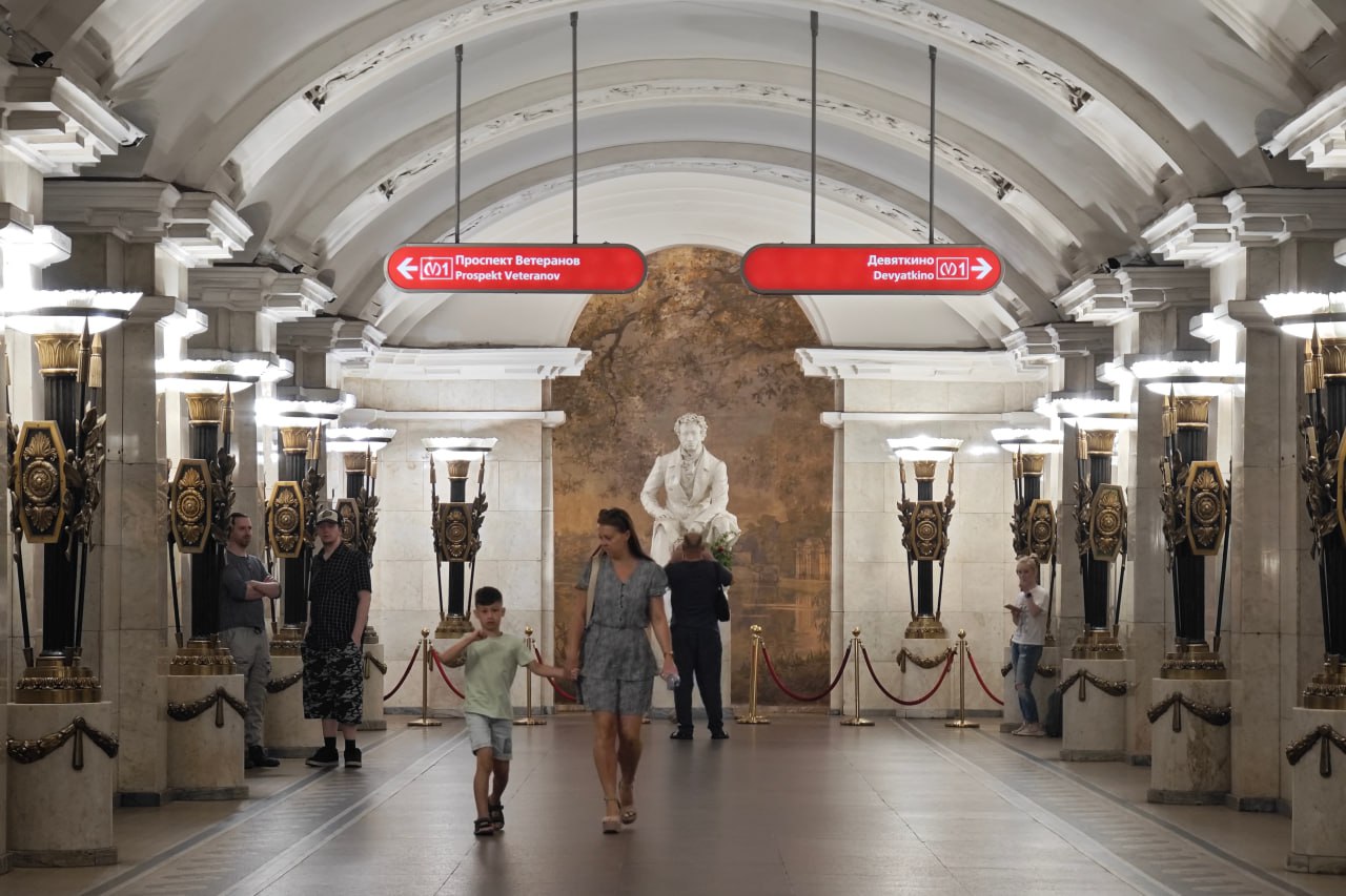 Станция метро Пушкинская планируется полностью отреставрировать Эксперты КГИОП провели проверку станции метро Пушкинская и выявили многочисленные проблемы На стенах и в отделке перронного зала нашли трещины загрязнения следы небрежных ремонтов и коррозию На скульптуре Александра Пушкина нашли наслоения краски загрязнения и повреждения гипса Кроме того выяснилось что левая кисть руки поэта с веточкой сирени это результат старой реконструкции Изначально поэт держал в руке веточку рябины Состояние исторических интерьеров признали неудовлетворительным теперь ей требуется реставрация Читай нас в MAX Читай нас в Telegram