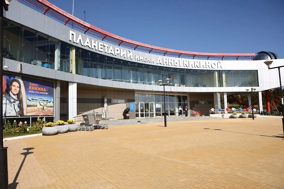 Полнокупольное кино о подготовке космонавтов снимет новосибирский планетарий Его представители уже приступили к работе над картиной и побывали на подводной тренировке в гидролаборатории ЦПК имени Ю Гагарина Ещё один важный эпизод предстоит запечатлеть в июле съёмочной группе разрешили присутствовать на запуске ракеты с космодрома Байконур Фильм расскажет обо всех этапах которые предваряют отправку на орбиту Завершить работу над лентой планируют к концу года Одной из героинь проекта станет бывшая жительница Новосибирска Анна Кикина которая сейчас готовится к своему второму космическому путешествию Параллельно в планетарии приступили к написанию сценария для полнокупольного мультфильма Сюжет этой истории пока не раскрывают НН в Telegram НН в ВК НН в MAX