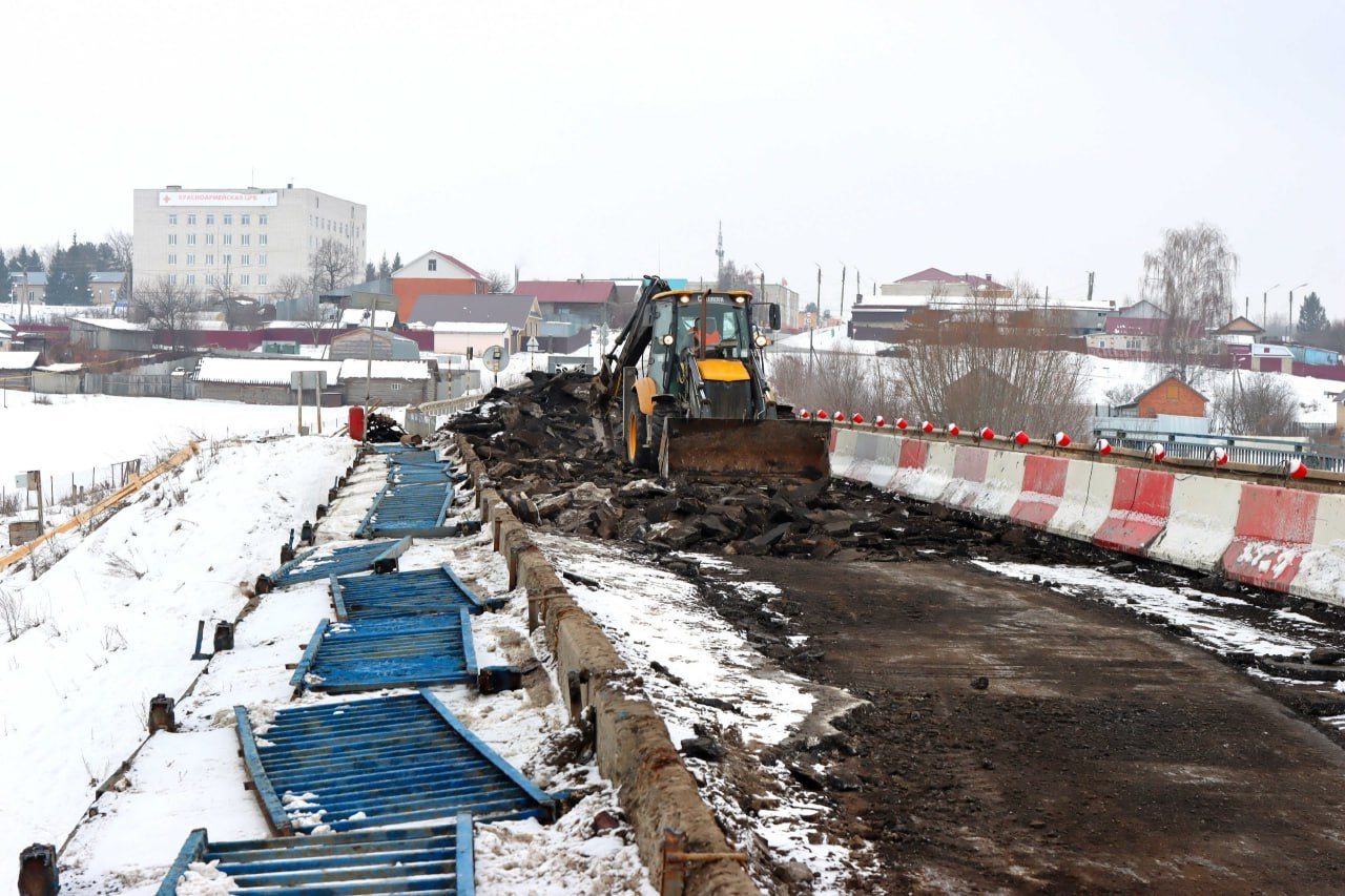 На мосту через реку Шатьма в селе Красноармейское стартовали ремонтные работы.   Построенный в 1977 году мост давно нуждался в обновлении.  Оно идет по нацпроекту «Инфраструктура для жизни».   Сейчас специалисты ведут демонтаж старого мостового полотна и защитного слоя, параллельно готовя условия для подъема балочных конструкций пролета. Это нужно для замены устаревших резиновых опорных деталей. Общая протяженность объекта – 182 м.  Проект предусматривает комплексный ремонт всех основных конструктивных элементов, включая полную замену покрытия проезжей части с новой гидроизоляцией и защитным слоем. Будет установлено новое перильное и барьерное ограждение, заменены изношенные опорные элементы. Важной частью работ станет устройство системы водоотведения, укрепление откосов моста и обновление лестничных спусков.  Планируется, что все работы завершат в ноябре 2025 года.