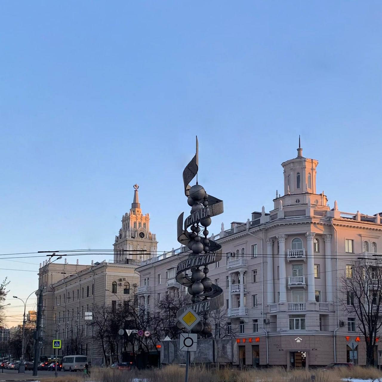 Воронежская и Липецкая области лидируют по приросту средних зарплатных предложений  Эксперты Авито Работы проанализировали средние предлагаемые зарплаты по итогу 2024 года в сравнении с 2023 годом. Наибольший прирост зарплатных предложений за год был зафиксирован в Воронежской и Липецкой областях. Средняя сумма оклада, которую работодатели указывали в вакансиях в этих регионах, выросла на 27% в сравнении с показателями 2023 года.   1  Самый высокий темп роста показали Воронежская и Липецкая области — в этих регионах средние зарплатные предложения выросли на 27%, до 69 510 и 69 042 рублей соответственно за полный рабочий день.   2  На второй строчке — Брянская и Тульская области с ростом на 25%. Там средние предлагаемые зарплаты выросли до 69 161 рубля и 73 443 рублей соответственно.   3  Топ-3 с ростом зарплатных предложений на 23% замыкают сразу три области — Вологодская, Ленинградская и Тверская. В Вологодской области кандидатам в 2024 году в среднем предлагали 71 167 рублей, в Ленинградской — 81 513 рублей, а в Тверской — 76 551 рубль за полный день.     «Проблема дефицита кадров актуальна для всей России, но спрос на сотрудников распределяется по регионам неравномерно. При этом ключевым инструментом привлечения специалистов остается рост зарплатных предложений для соискателей: по данным наших опросов, при поиске работы именно финансовый фактор считают важным большинство  68%  кандидатов. Поэтому в регионах с наибольшей активностью найма зачастую можно отметить высокую динамику роста зарплатных предложений. Например, в Брянской области, занявшей второе место рейтинга, число вакансий за год выросло на 9%», — комментирует Роман Губанов, директор по развитию Авито Работы.  #Новости #АвитоРабота