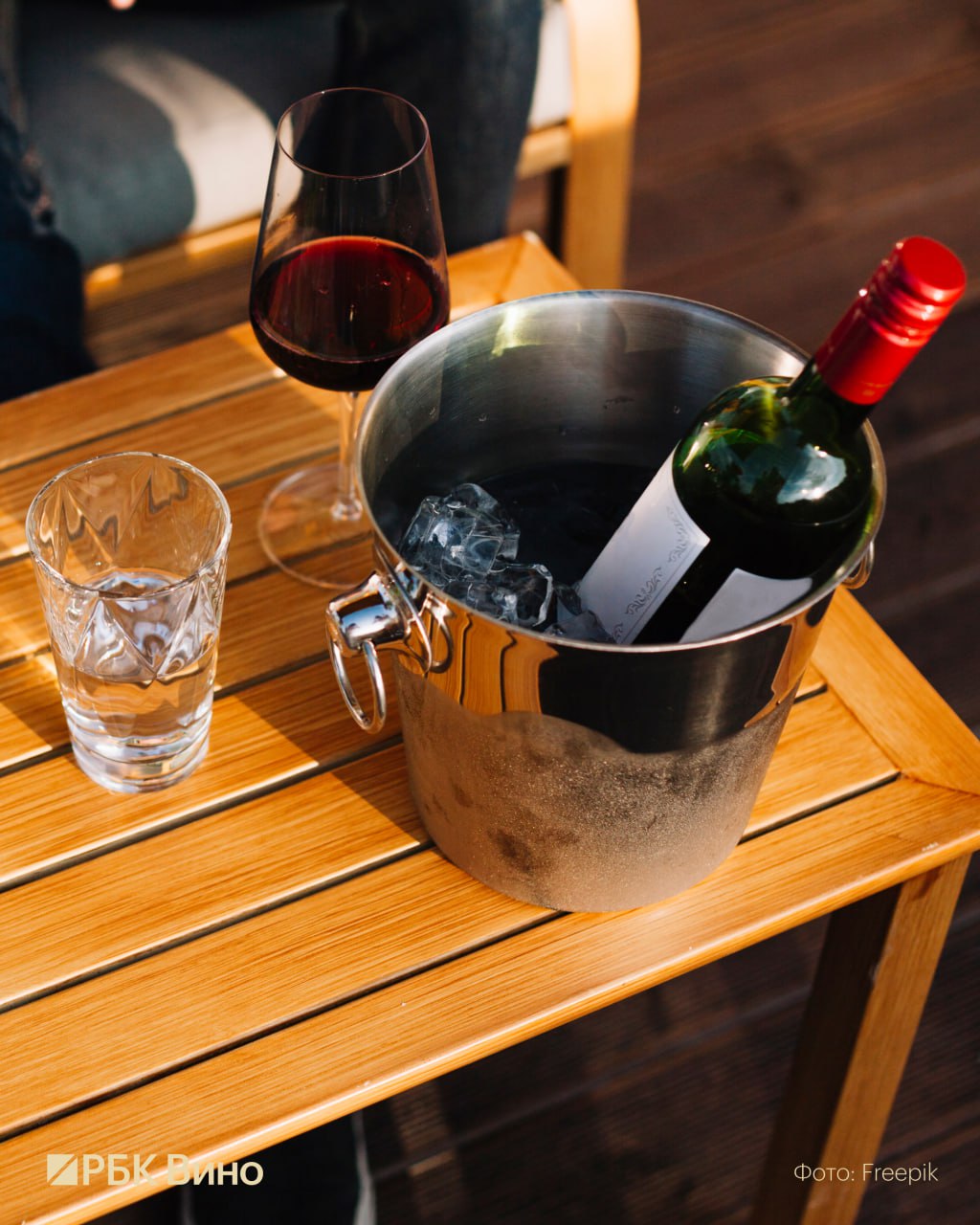 Для кафе предложили особую лицензию только для российских вин Сейчас рестораны получают единую лицензию на продажу всего алкоголя Глава Федерации рестораторов и отельеров России Игорь Бухаров рассказал об идее ввести новую лицензию которая будет стоить дешевле и действовать дольше но продавать по ней можно будет только российские вина Она может стоить 4 тыс руб действовать до 15 лет и станет как считает Бухаров удобным вариантом для кофеен и небольших баров которые сейчас оставляют в меню лишь пиво В комментарии РБК Вино Бухаров уточнил что предложение ФРИО уже находится в Минсельхозе где ему подтвердили что процесс идет РБК Вино направил запрос в Минсельхоз Ресторатор Даниил Шитов гастробар Blush считает идею очень привлекательной экономия для малого бизнеса может составить 971 тыс руб за 15 лет что поддержит российских производителей и скажется на ценовой политике в кофейнях Но для крупных винных баров по его словам схема вряд ли подойдет российского вина пока недостаточно для полноценной карты Подписаться Онлайн сомелье
