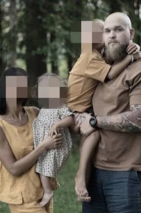 В Перми мужчина умер после удаления зуба мудрости. 35-летний Евгений Кунавин скончался после удаления зуба мудрости, предположительно, из-за сепсиса. После операции у мужчины начались осложнения, он впал в кому и умер через несколько дней. По данным «59.ру», Евгений провел полторы недели на ИВЛ. У мужчины остались жена и двое детей. Подписаться Прислать новость