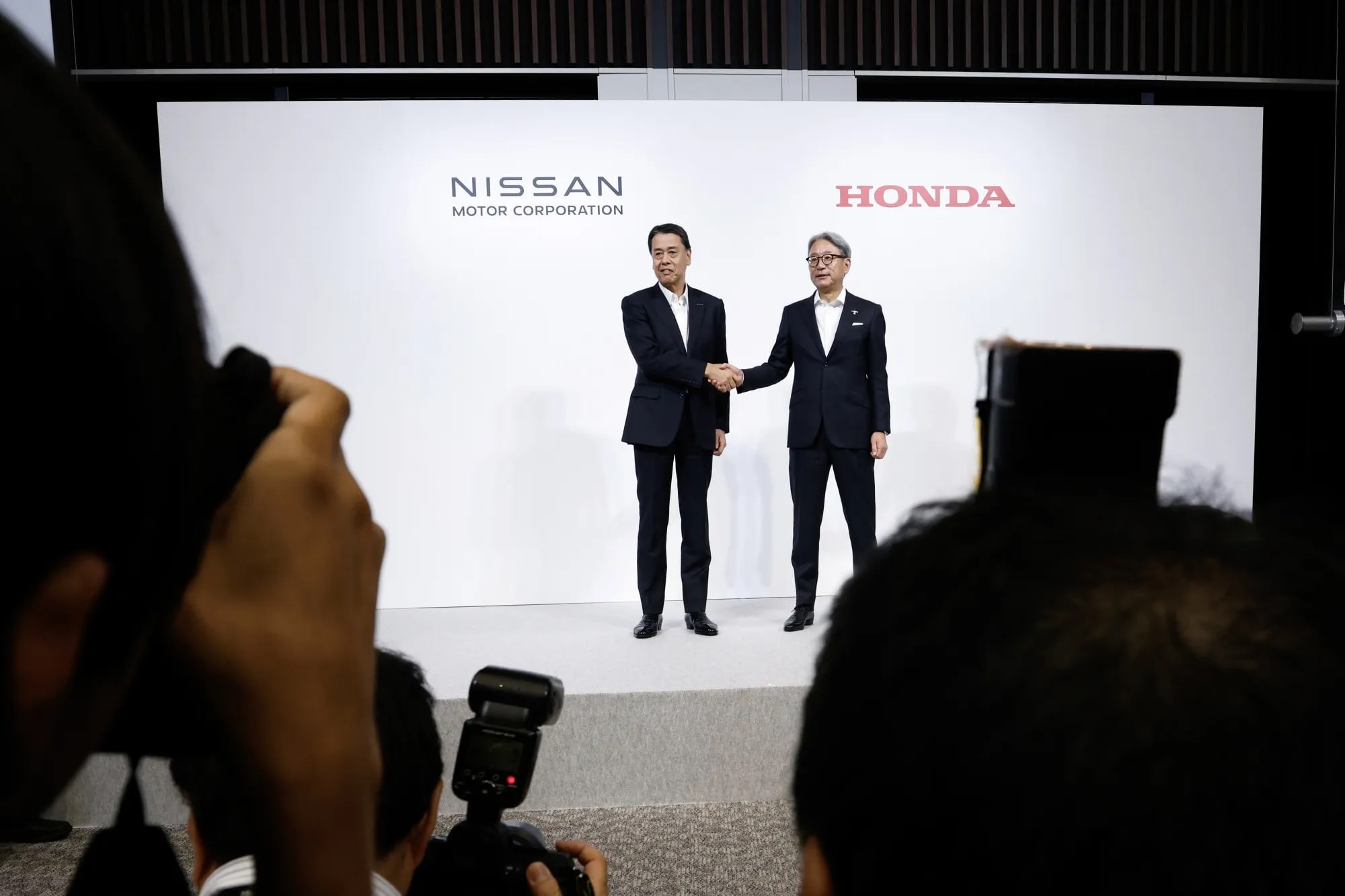 Honda Motor Co. и Nissan Motor Co. готовятся начать переговоры о возможном слиянии, которое в конечном итоге может быть расширено за счет Mitsubishi Motors Co, сообщила во вторник японская газета Nikkei.   Bloomberg