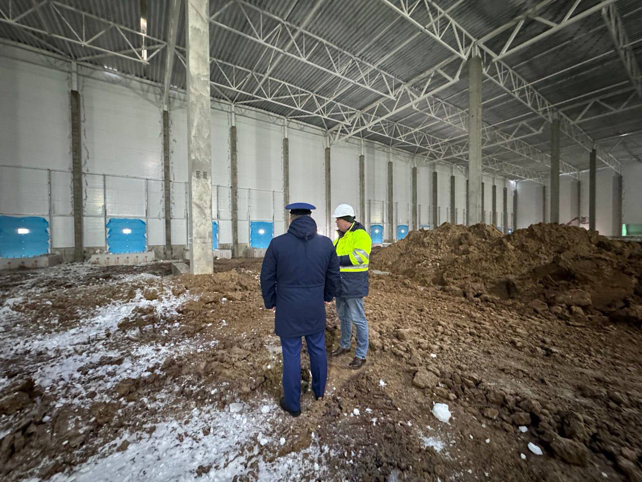 В Калужской области при уборке снега с крыши строящегося здания погиб рабочий Мужчина занимался расчисткой кровли Распределительного Центра для нужд торговой сети расположенного на территории агропромышленного парка в д Куприно Боровского округа От полученных повреждений он скончался на месте Наш канал в MAX