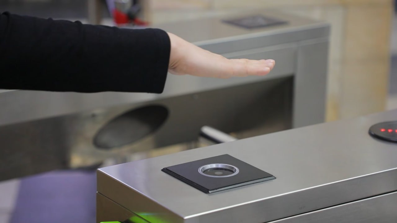 Оплата проезда по ладони стала доступна на 29 станциях метро Ташкента Процедура регистрации биометрической идентификации по рисунку ладони занимает около 5 минут ежедневно ею пользуются до 250 тыс пассажиров   uznews uz ru news 106003 uznews