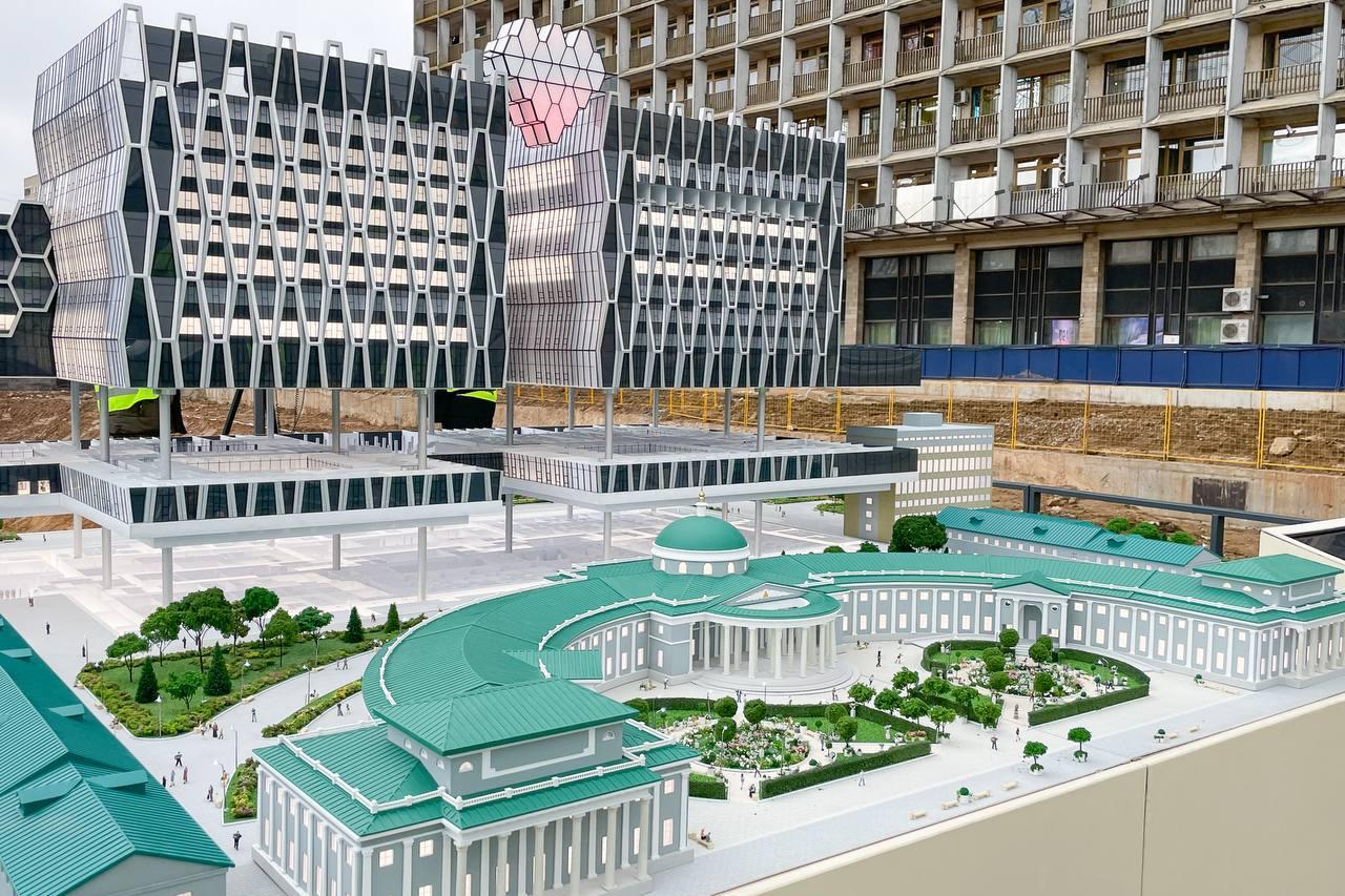 Медкомплекс на базе Института скорой помощи Склифосовского начали возводить в Москве завершить строительство планируют в 2028 году Новый комплекс на Большой Сухаревской площади будет включать пять башен примыкающих друг к другу их соединят с флагманским центром надземными и подземными переходами Строительство усложняет факт что работы ведутся на площадке действующего больничного корпуса