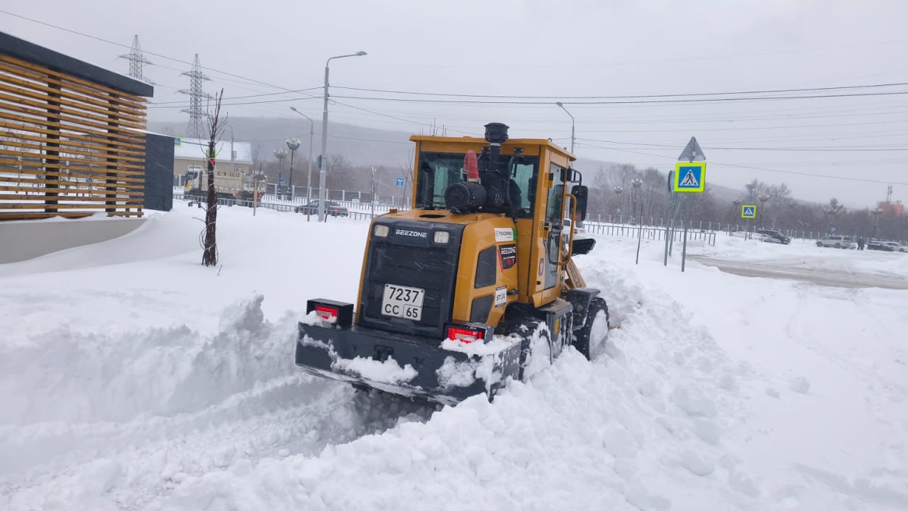 Пять УК накажут в Южно-Сахалинске за плохую расчистку после метели  По состоянию на вечер 12 января, порядок требуется навести ещё в около 110 дворах. Мэр Сергей Надсадин дал поручение - выполнить работу до конца сегодняшнего дня.  Как сообщает администрация, в срок не уложились компании "Пик-комфорт", ЖЭУ-10, "Дальтехсервис", "Хатхор" и ЖЭУ-9. К этим компаниям применят меры административного воздействия.  "Проблемным" Сергей Надсадин также назвал ЖК "Уюн парк" - за выходные от жителей поступило много жалоб.  "Всего же из более чем 2000 дворов порядка 150 почищены крайне плохо или не расчищены вовсе. Дал задание департаменту городского хозяйства выявить управляющие компании, которые неуважительно отнеслись к людям и применить административные меры", - отметил глава округа.