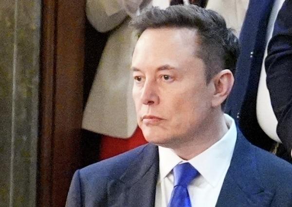 Илон Маск пообещал победить бедность при помощи человекоподобного робота Optimus Андроид также сможет обеспечить каждого человека надлежащим медицинским уходом добавил основатель компаний Space X и Tesla Optimus уничтожит бедность и обеспечит высокий доход для всех написал американский предприниматель в соцсети X Миллиардер прикрепил к публикации видео со встречи с инвесторами компании Tesla которая состоялась 6 ноября На нём Илом Маск говорит что только робот Optimus способен избавить человечество от бедности и предоставить каждому медицинскую помощь Бизнесмен выразил уверенность что в конечном счёте робот превзойдет самого лучшего хирурга человека Подписаться на Говорит Москва Telegram VK MAX