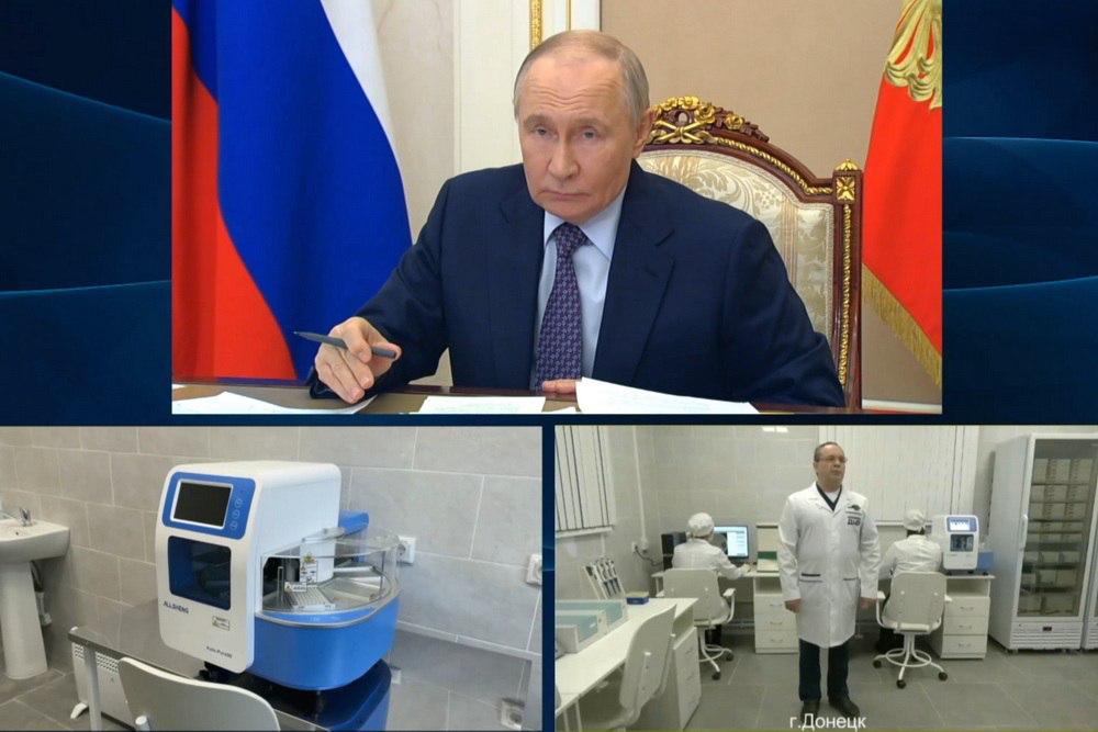 Президент России Владимир Путин по видеосвязи открыл в Донецке централизованную микробиологическую лабораторию Объект построили быстро на базе Республиканской клинической больницы имени М И Калинина в Донецкой Народной Республике   Лаборатория включает 3 отдела Это отдел инфекционной иммунологии отдел бактериологии и отдел ПЦР диагностики Сотрудники закупили 117 единиц оборудования В сутки выполняют более 500 исследований Глава ДНР Денис Пушилин поблагодарил президента Владимира Путина и Министерство здравоохранения России за помощь Теперь врачи республики проводят быструю диагностику инфекций на месте Молодые специалисты остаются работать дома