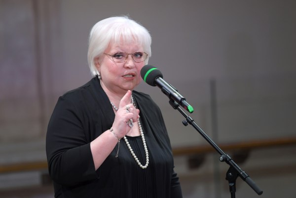 Светлана Крючкова получила Бриллиантовую бабочку за лучшую женскую роль Её удостоили Открытой Евразийской кинопремии в номинации Лучшая актриса Награду артистке вручил актёр Александр Петров Она получила статуэтку и якутский бриллиант Его стоимость оценивается в 250 тысяч долларов Подписаться на Говорит Москва Telegram VK MAX