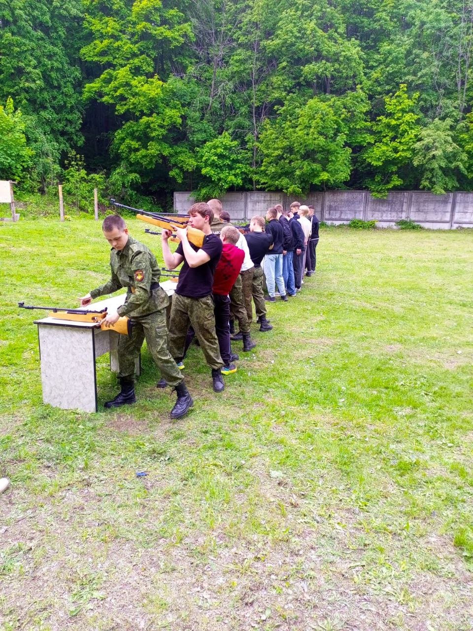 Завершилась двухдневная Спартакиада молодежи допризывного возраста, в которой команда Верхнехавского района показала достойный результат, заняв 7-е общекомандное место. Особых успехов добился Илья Черных, занявший 2-е место среди 319 участников в личном зачете с впечатляющим результатом 339 баллов. Юные защитники выявляли сильнейших в семи видах программы: стрельбе из пневматической винтовки, плавании, метании гранаты, силовой гимнастике подтягивание на высокой перекладине , легкой атлетике бег на 100 м и соревнованиях по военной подготовке разборка и сборка автомата АК-74 . Традиционно сильной стороной верхнехавских спортсменов остается стрельба. Как отметил тренер Александр Елисеев, на протяжении многих лет район удерживает лидирующие позиции в этом виде программы: - На протяжении всех лет работы тира наш район в Спартакиаде молодежи допризывного возраста занимал только первые места по стрельбе. Спасибо большое всем юным спортсменам и родителям за их труд и поддержку! Поздравляем всех участников соревнований и желаем новых спортивных достижений!