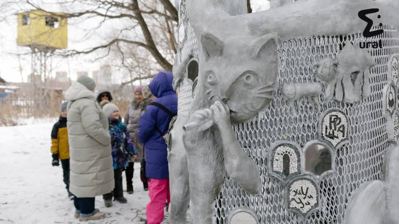 Крокодерилла, звездонос, черепапля и челокот поселились на Химмаше. Всё это — плод фантазии екатеринбургских детишек.  Ребята занимаются в мастерской паблик-арта, вместе с кураторами придумали мифическое существо и поставили на берегу Нижнеисетского пруда. Там же собрали осколки стёкол, выложили из них мозаики и украсили скульптуру. Заодно придумали, как чудо-зверь звучит и какие следы оставляет.  Весной фигуры зазеленеют — дети хотят высадить цветы, чтобы  Крокозвездочерекот привлекал ещё больше внимания.